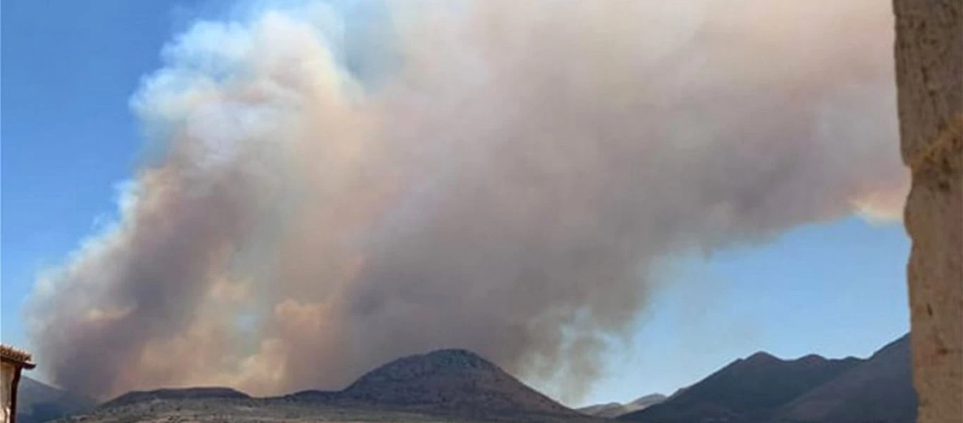 Η Πυροσβεστική ετοιμάζεται για ολονύχτια μάχη με τις φλόγες στη Μάνη (βίντεο)